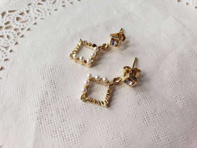 35 ひし形ピアス